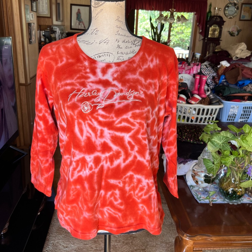 Women’s vintage Harley Davidson tie dye embroidered front logo with rose 🌹 top.
